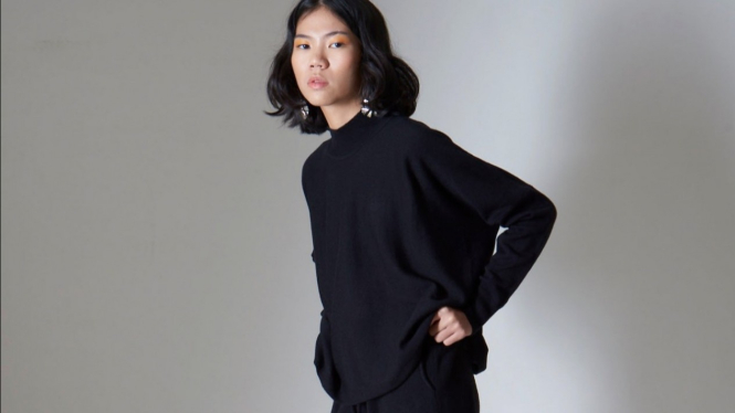 Black long sleeve tshirt. 