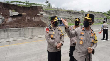 Kapolda Jatim Irjen Nico Afinta meninjau lokasi longsor di Tol Pandaan-Malang