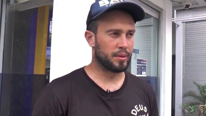 Seorang turis asal Rusia, Konstantin Ivanov, mendapati ATM-nya terblokir saat mencoba menarik uang tunai dari sebuah mesin ATM di Bali. (Reuters: tangkapan layar video)