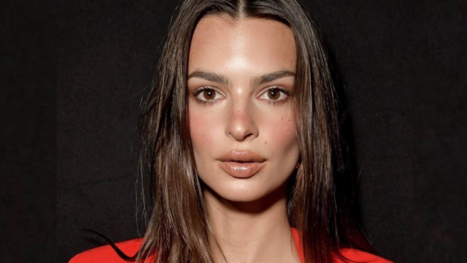 Emily Ratajkowski.