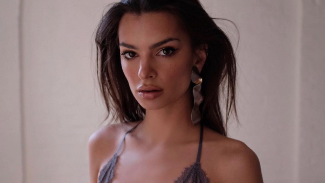 Emily Ratajkowski.