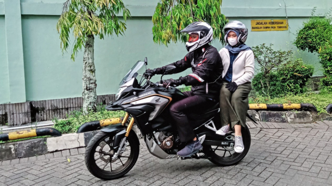Ilustrasi duduk menyamping saat boncengan naik motor.