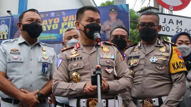 Firman Santyabudi (tengah)