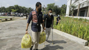 Menparekraf Sandiaga Uno memborong dagangan UMKM disabilitas