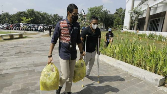 Menparekraf Sandiaga Uno memborong dagangan UMKM disabilitas