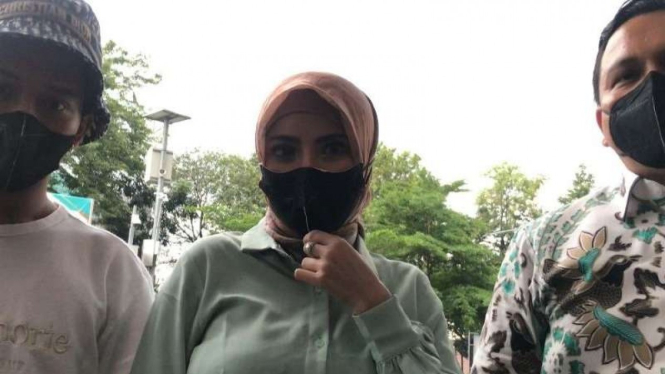 Ayu Aulia (tengah)
