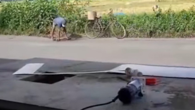  Viral Bapak Tua Perbaiki Jalan Rusak  