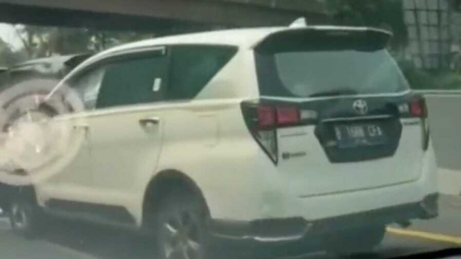 Kijang Innova tabrakan beruntun