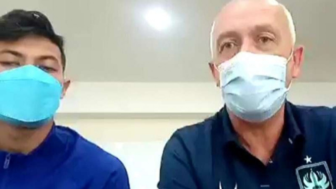 Pelatih PSIS Semarang, Dragan Djukanovic (kanan)