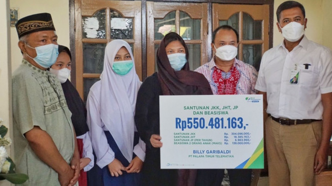 Dirut BPJAMSOSTEK serahkan santunan korban penembakan di Papua