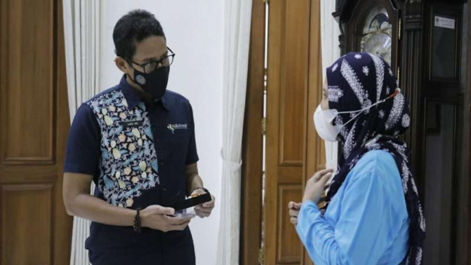 Sandiaga Uno diberi hadiah khusus dari pelaku UMKM Kriya