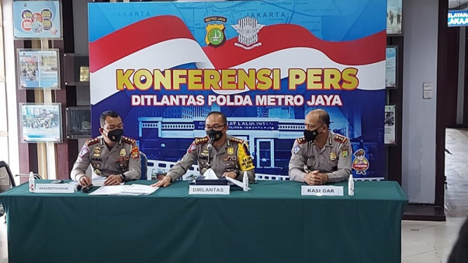 Dirlantas Polda Metro Jaya Kombes Sambodo Purnomo Yogo (tengah)