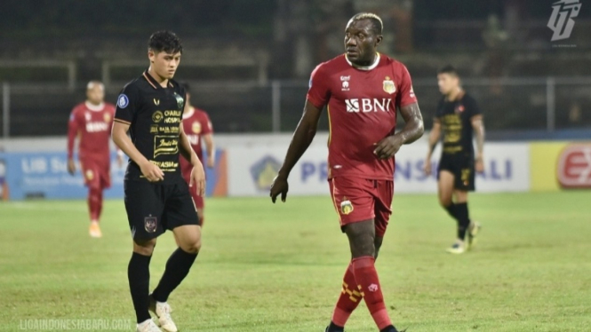 Pertandingan PSIS vs Bhayangkara FC. 