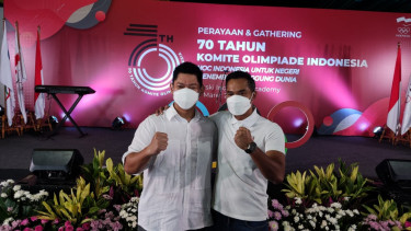 Ketum KOI, Raja Sapta Oktohari (kiri) bersama Ketum PRSI, Anindya Novyan Bakrie