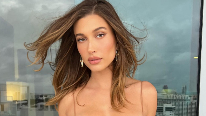 Hailey Bieber.