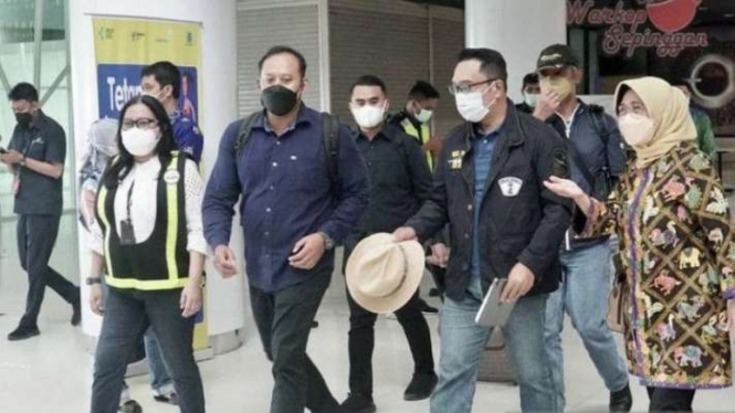 Gubernur Jawa Barat Ridwan Kamil didampingi anggota DPR RI Hetifah Sjaifudian tiba di Bandara Sultan Aji Muhammad Sulaiman Sepinggan Balikpapan, Kalimantan Timur, pada Minggu, 13 Maret 2022.