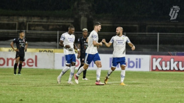 Para pemain Persib Bandung merayakan gol. 