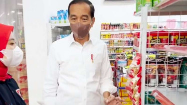 Presiden Joko Widodo sidak ketersediaan minyak goreng di swalayan.