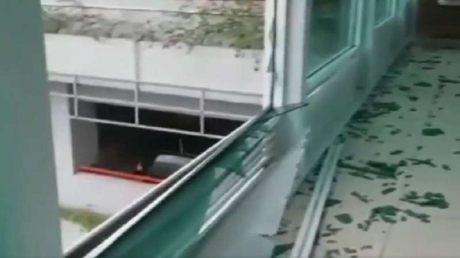 Kaca di kantor Pemkot Tangsel pecah dihantam hujan badai