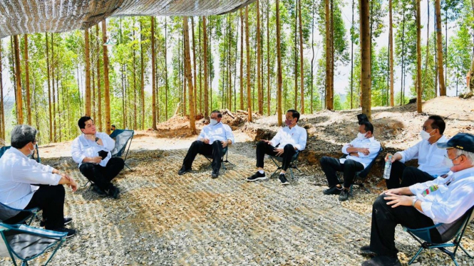 Presiden Jokowi Bersama Sejumlah Menteri di Tempat Kemah Titik Nol IKN