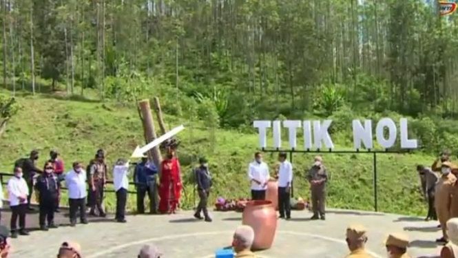 Viral Pak Bas Jadi Tukang Foto Jokowi
