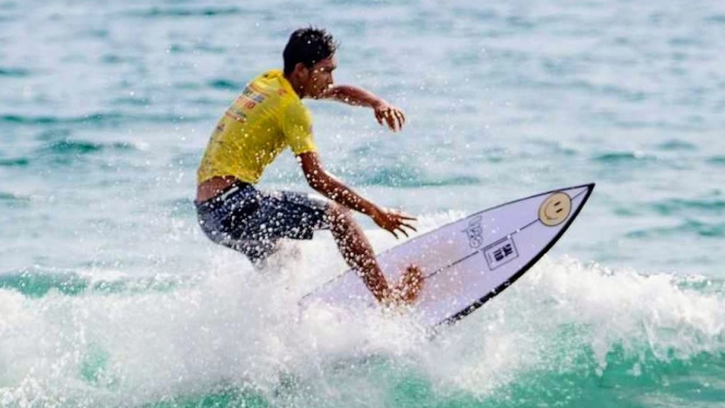 Olahraga surfing/selancar ombak