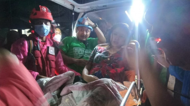 Korban banjir Malang berhasil diselamatkan dengan perahu karet