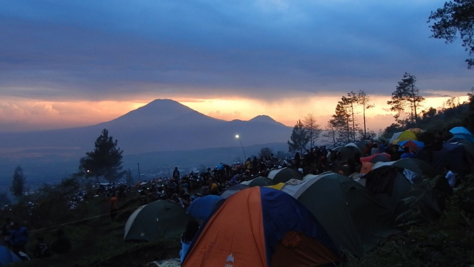 Camping dengan pemandangan alam