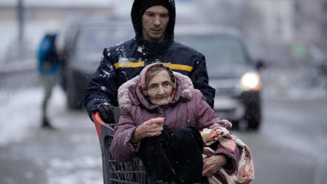Banyak lansia yang tidak bisa meninggalkan Ukraina dengan anak mereka ingin menetap dan menjaga mereka. (AP: Vadim Ghirda)