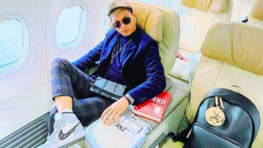 Indra Kenz mengenakan outfit mewah duduk dipesawat vvip