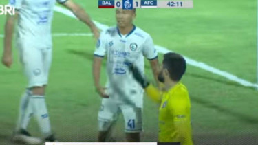 Pemain Arema FC, Dendi Santoso mencetak gol bunuh diri.