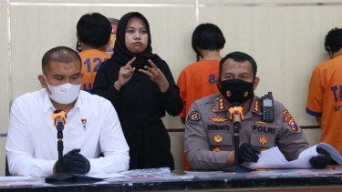 Polisi merilis tersangka dan barang bukti kasus mafia bole Liga 3 di Markas Polda Jawa Timur di Surabaya, Rabu, 16 Maret 2022.