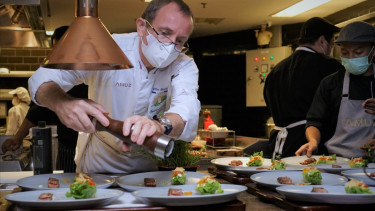 Chef sajikan makanan. 