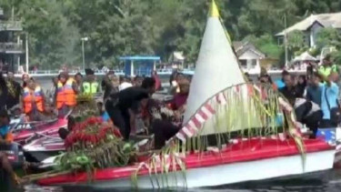 Ilustrasi - Prosesi tradisi Larung Sesaji di Telaga Sarangan Kabupaten Magetan, 