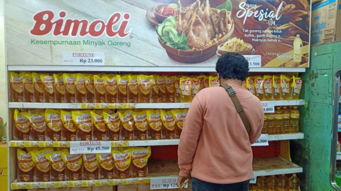 Stok minyak goreng di Ratu Swalayan, Kota Malang.