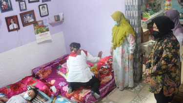Mensos Risma menemui Suci Herlianti Putri anak yang mengalami lumpuh layuh di Kota Jambi.