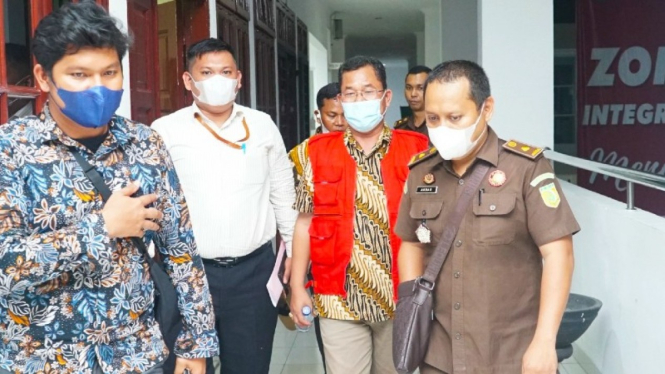  Sekda Samosir, JS saat dilakukan penahanan oleh Kejari Samosir.