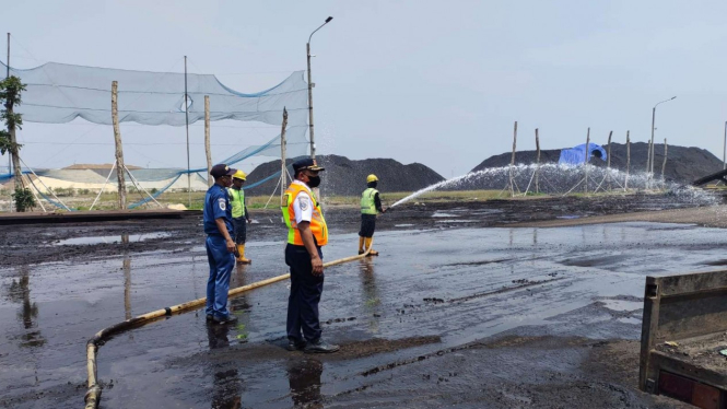 Debu batu bara di Pelabuhan Marunda.