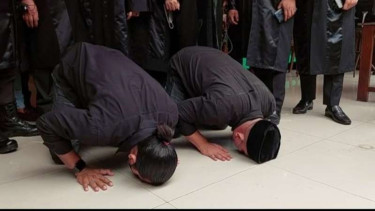 Dua polisi penembak laskar FPI sujud usai divonis bebas oleh hakim