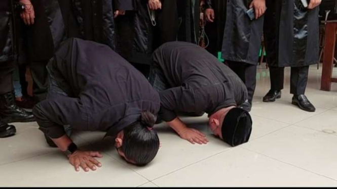 Dua polisi penembak laskar FPI sujud usai divonis bebas oleh hakim