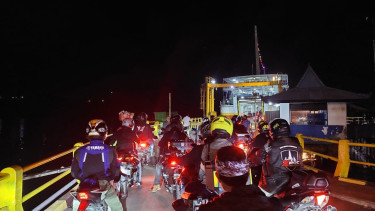 Antrean motor masuk kapal di Pelabuhan Padang Bai