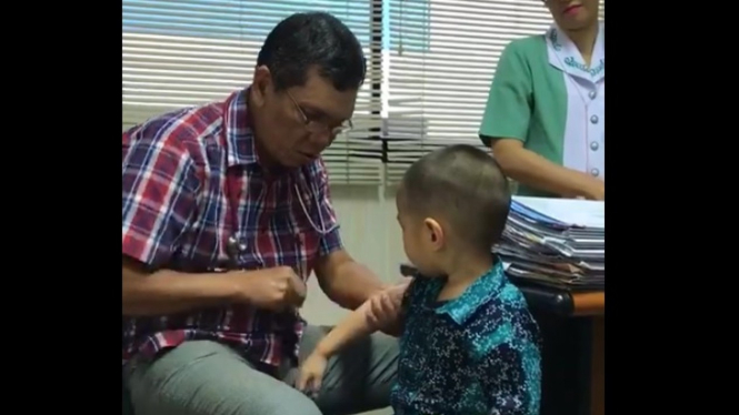 Viral dokter anak Eric Gultom, cara  suntik imunisasinya yang kreatif