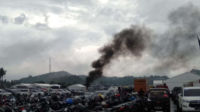 Pawang hujan di acara MotoGP membakar bahan untuk menangkal hujan.