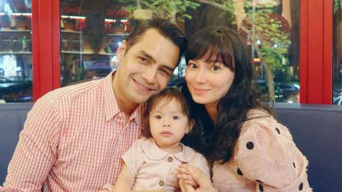 Potret Asmirandah dan buah hati dan suaminya