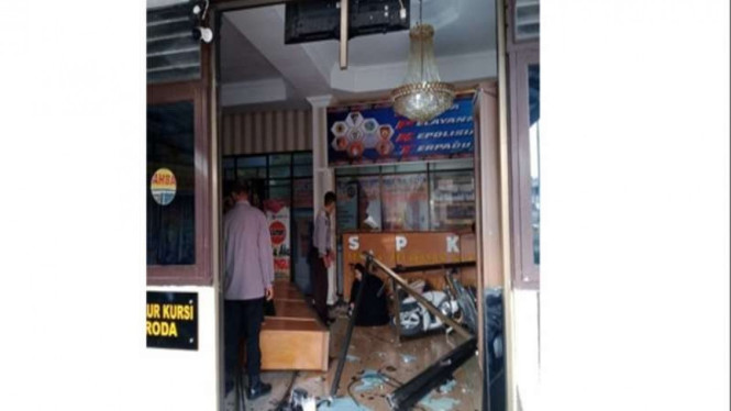 Ruang SPKT Polres Pematangsiantar hancur ditabrak motor