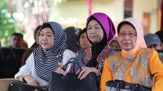 Adik Jokowi, Idayati, (tengah).