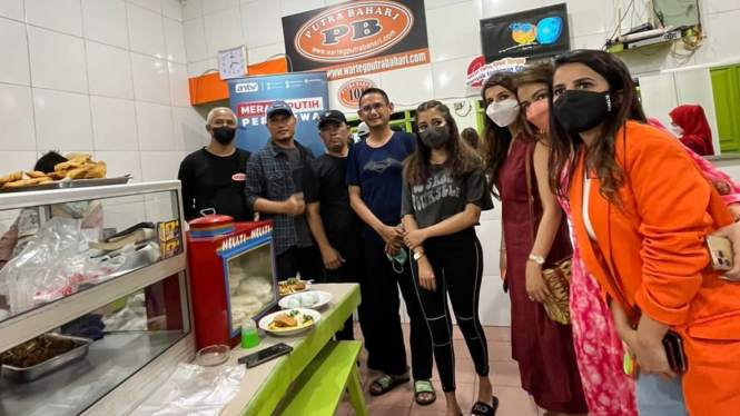 Artis Bollywood Tina Datta (Uttaran) & Bhavini Purohit (Gopi) makan di warteg