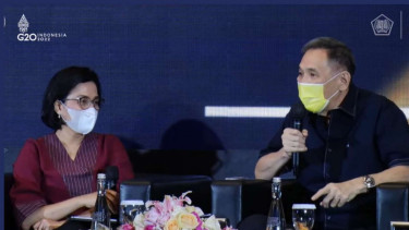 Jusuf Hamka di depan Menteri Keuangan Sri Mulyani.