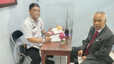 Pengacara OC Kaligis (kanan) memasuki tahap Cuti Menjelang Bebas (CMB)