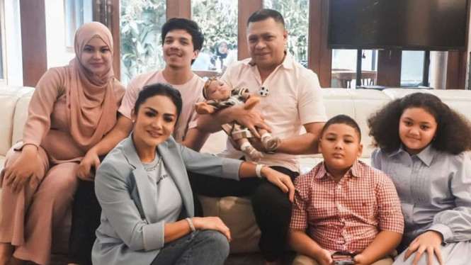 Raul Lemos bersama Ameena dan Atta-Aurel